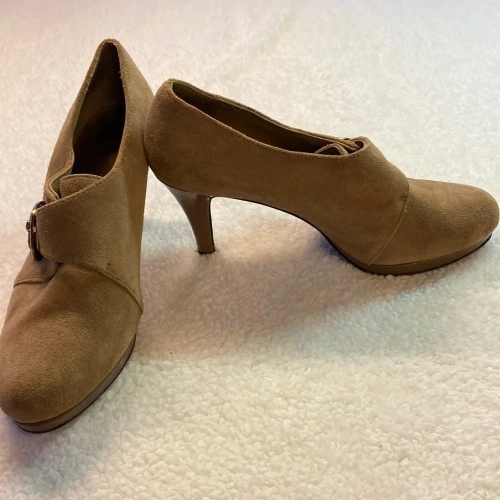 Anne Klein Winterlyn Tan Leather Upper Suede 3.5” Patent Heel EUC Size 8.5